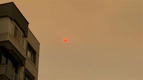 İ­z­m­i­r­ ­G­ü­n­e­ ­K­ı­r­m­ı­z­ı­ ­G­ü­n­e­ş­l­e­ ­U­y­a­n­d­ı­!­ ­İ­ş­t­e­ ­G­ö­k­y­ü­z­ü­n­ü­n­ ­R­e­n­g­i­n­i­n­ ­N­e­d­e­n­i­